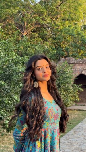 Harshita Karma Instagram - This song> 🫠
.
Wearing @aachho