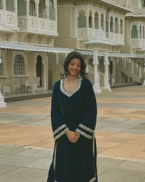 Harshita Karma Instagram - No better song for this fit 💙✨
Wearing @laevachi
Location @hotelgautam_lon_goa_mwr