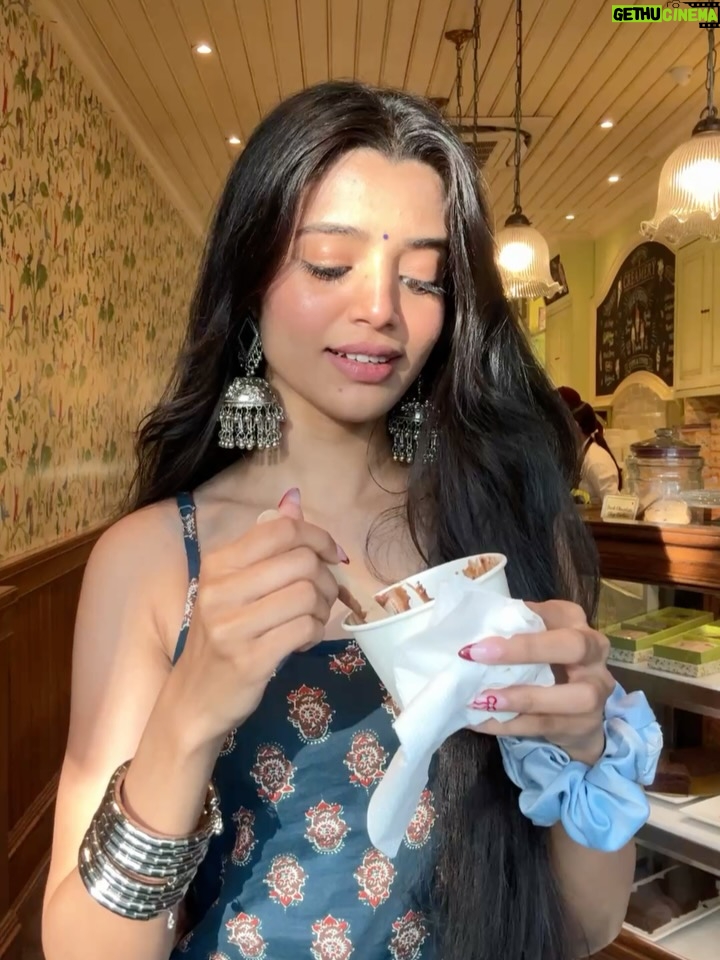 Harshita Karma - 137.6K Likes - Dilli 💙 

( Delhi, delhi aesthetic, faqir chand, book store, kurti aesthetic )
