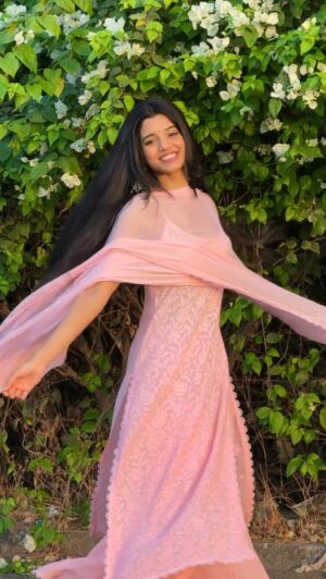 Harshita Karma Instagram - Main ta kol tere rehna 💕
.
Wearing @labelaishwaryrika
Vc @himanshikarmaa