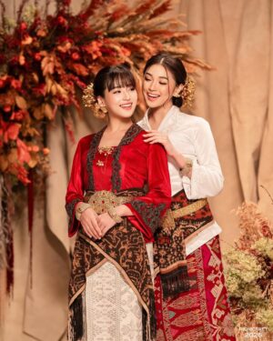 Haruka Nakagawa Instagram - DUO CANTIK @haruuuu_chan & @_shanindira
Seperti merah dan putih, perempuan pun adalah jiwa dan raga bangsa. Merdeka sepenuhnya, setara sepenuhnya.
Photographer: @riomotret @riomotretofficial
Fashion Stylist: @doleytobing
Make Up: @rama_jee @ramajee.lashes
Hair Do: @yunican991
Attire: @sakdek @gsmode_bysakdek
Accessories: @lykastory @anomsilver @tirta_harum
Decoration & Set Design: @realninanasution @bungayangbercerita
Shoes: @langkahbylinalee @langkahbylinaleeofficial
Videographer: @irfanduffy from @riomotretofficial
Management: @santiandrian @ronceronie
#riomotret
#riomotret2025
#riocelebritybeautyportrait
#indonesiancelebritybyriomotret
#dirgahayuri80