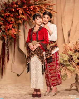 Haruka Nakagawa Instagram - DUO CANTIK @haruuuu_chan & @_shanindira
Seperti merah dan putih, perempuan pun adalah jiwa dan raga bangsa. Merdeka sepenuhnya, setara sepenuhnya.
Photographer: @riomotret @riomotretofficial
Fashion Stylist: @doleytobing
Make Up: @rama_jee @ramajee.lashes
Hair Do: @yunican991
Attire: @sakdek @gsmode_bysakdek
Accessories: @lykastory @anomsilver @tirta_harum
Decoration & Set Design: @realninanasution @bungayangbercerita
Shoes: @langkahbylinalee @langkahbylinaleeofficial
Videographer: @irfanduffy from @riomotretofficial
Management: @santiandrian @ronceronie
#riomotret
#riomotret2025
#riocelebritybeautyportrait
#indonesiancelebritybyriomotret
#dirgahayuri80