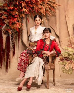 Haruka Nakagawa Instagram - DUO CANTIK @haruuuu_chan & @_shanindira
Seperti merah dan putih, perempuan pun adalah jiwa dan raga bangsa. Merdeka sepenuhnya, setara sepenuhnya.
Photographer: @riomotret @riomotretofficial
Fashion Stylist: @doleytobing
Make Up: @rama_jee @ramajee.lashes
Hair Do: @yunican991
Attire: @sakdek @gsmode_bysakdek
Accessories: @lykastory @anomsilver @tirta_harum
Decoration & Set Design: @realninanasution @bungayangbercerita
Shoes: @langkahbylinalee @langkahbylinaleeofficial
Videographer: @irfanduffy from @riomotretofficial
Management: @santiandrian @ronceronie
#riomotret
#riomotret2025
#riocelebritybeautyportrait
#indonesiancelebritybyriomotret
#dirgahayuri80