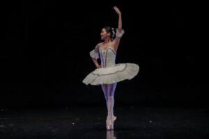 Haruka Nakagawa Instagram - Swanilda💐🩰
発表会の写真があがってきました。
素敵な写真ありがとうございます🥰
@abs.balletstudio.jakarta
#ballet #発表会 #大人バレエ #4年目 #大人リーナ #ポワント #🩰