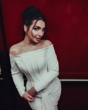 Heba Al-Hussein Instagram - حظيت بفرصة حضور افتتاح مهرجان أفلام السعودية النسخة 11 في الدمام – تجربة فنية مميزة مع كل الحبايب
#مهرجان_أفلام_السعودية #الدمام #السينما_السعودية
🤍💌
Had the pleasure of attending the 11th Saudi Film Festival opening yesterday in Dammam – an inspiring experience with my loved ones.
#SaudiFilmFestival
📸: @mohannad_am
@mbctalent
@saudifilmfestival
@makeupbyrana__
@hairstylist_aqeela
@fouadsarkisksa
@fouadsarkisofficial