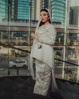 Heba Al-Hussein Instagram -
رؤية ملكية من الأناقة والقوة، حيث أرتدي زيًا مستوحى من اللؤلؤ، يعكس جمال البحر الأحمر الخالد، احتفالاً بكأس السعودية 2025
#كأس_السعوديه
A royal vision of elegance and strength, as I wear a pearl-inspired look reflecting the timeless beauty of the Red Sea, celebrating the glory of the glory of the Saudi Cup
✨👑🌊
#KingCup2025
Dress: @saraaltwaim.s
Makeup: @makeup_neuer
Hair: @dalya_hairstylest
📍@hiltonriyadh