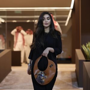 Heba Al-Hussein Instagram - تشرفت بحضوري لـ #جولة_الجياد_العربية_2024 🏇🏼
في ختام جولتها الابداعية حول العالم وختامها مسك في الريآض
Photographer 📸 @m_shinan
Outfit : @prada
Bag : @manarm7amd
