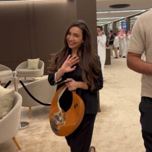 Heba Al-Hussein Instagram - تشرفت بحضوري لـ #جولة_الجياد_العربية_2024 🏇🏼
في ختام جولتها الابداعية حول العالم وختامها مسك في الريآض
Photographer 📸 @m_shinan
Outfit : @prada
Bag : @manarm7amd