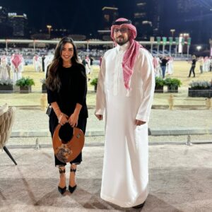 Heba Al-Hussein Instagram - تشرفت بحضوري لـ #جولة_الجياد_العربية_2024 🏇🏼
في ختام جولتها الابداعية حول العالم وختامها مسك في الريآض
Photographer 📸 @m_shinan
Outfit : @prada
Bag : @manarm7amd