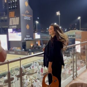 Heba Al-Hussein Instagram - تشرفت بحضوري لـ #جولة_الجياد_العربية_2024 🏇🏼
في ختام جولتها الابداعية حول العالم وختامها مسك في الريآض
Photographer 📸 @m_shinan
Outfit : @prada
Bag : @manarm7amd