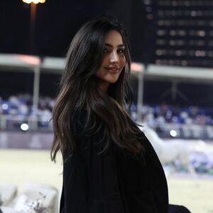 Heba Al-Hussein Instagram - تشرفت بحضوري لـ #جولة_الجياد_العربية_2024 🏇🏼
في ختام جولتها الابداعية حول العالم وختامها مسك في الريآض
Photographer 📸 @m_shinan
Outfit : @prada
Bag : @manarm7amd