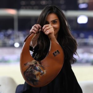 Heba Al-Hussein Instagram - تشرفت بحضوري لـ #جولة_الجياد_العربية_2024 🏇🏼
في ختام جولتها الابداعية حول العالم وختامها مسك في الريآض
Photographer 📸 @m_shinan
Outfit : @prada
Bag : @manarm7amd