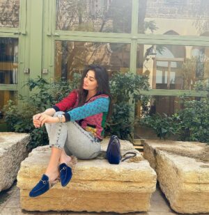 Heba Nour Instagram - بعيدا عن اذا نحنا هلا عالتوقيت الصيفي او الشتوي لأنو  الطقس عامل نفس الشي 🤦🏼‍♀️😅.
انا اشتقتلكن وكيف رمضان معكم؟ 💕