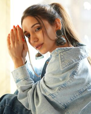Heli Daruwala Instagram - A slice of life… 🧿🫶🏻 #sundaying 💙
📷 @iam_rajinamdar
Ps - this counts as a jhumkha post..!! IYKYK