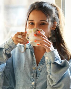 Heli Daruwala Instagram - A slice of life… 🧿🫶🏻 #sundaying 💙
📷 @iam_rajinamdar
Ps - this counts as a jhumkha post..!! IYKYK
