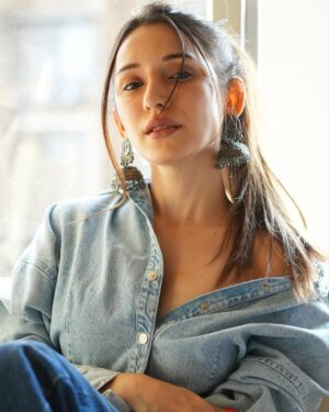 Heli Daruwala Instagram - A slice of life… 🧿🫶🏻 #sundaying 💙
📷 @iam_rajinamdar
Ps - this counts as a jhumkha post..!! IYKYK
