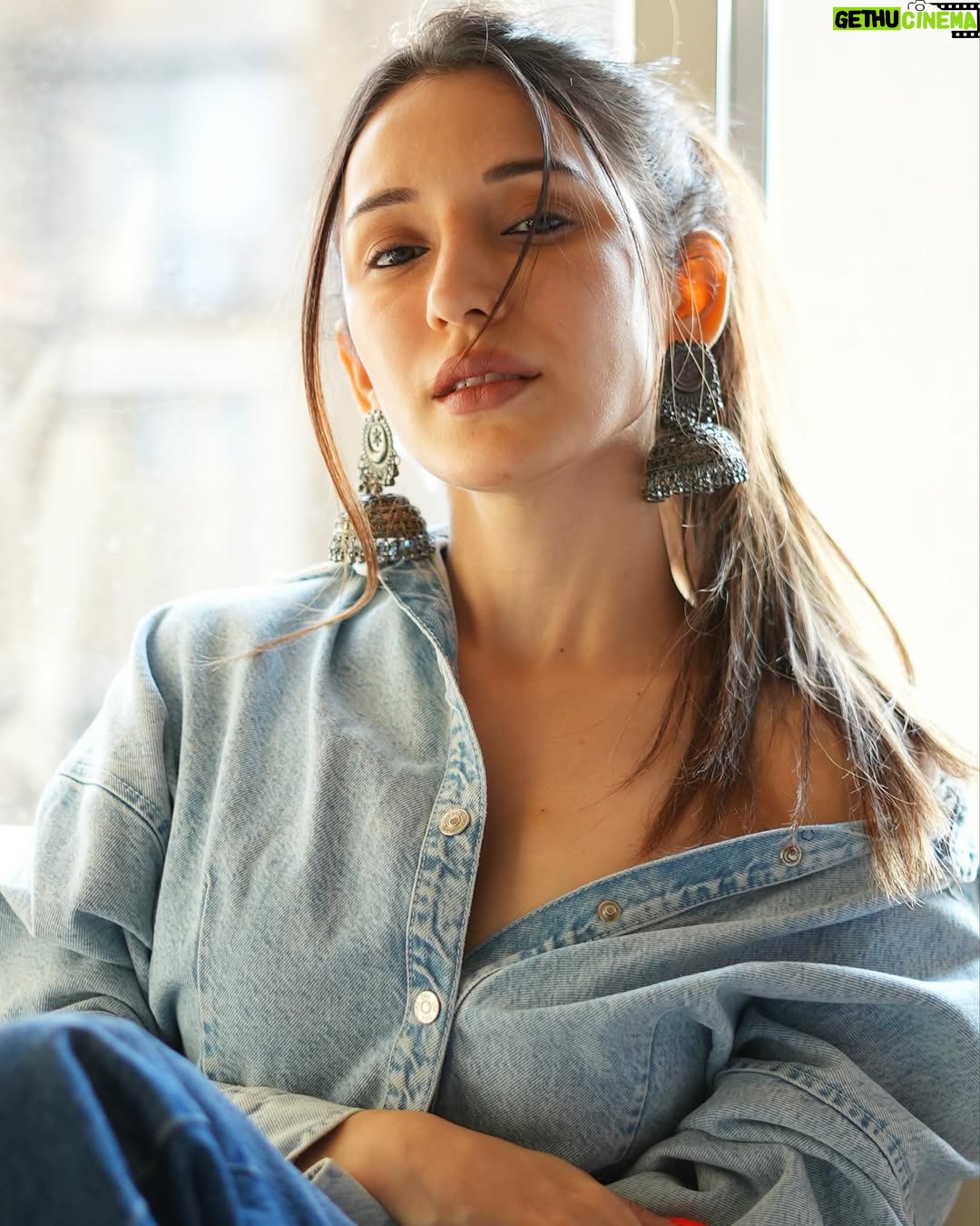 Heli Daruwala - 43.7K Likes - A slice of life… 🧿🫶🏻 #sundaying 💙 
📷 @iam_rajinamdar 
Ps - this counts as a jhumkha post..!! IYKYK