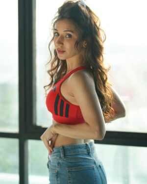 Heli Daruwala Instagram - Only नखरा vibe..!!🧿🌝 #IYKYK
📸 @iam_rajinamdar