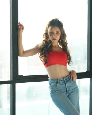 Heli Daruwala Instagram - Only नखरा vibe..!!🧿🌝 #IYKYK
📸 @iam_rajinamdar
