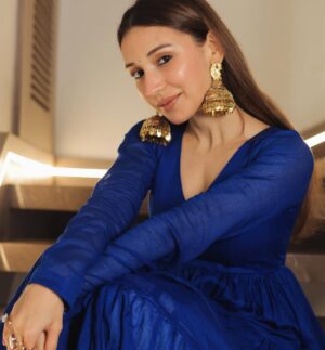Heli Daruwala Instagram - Forever finding reasons for “KAJU KATLI” (last slide)
Diwali Love and light 🪔🧿♥️🫠 #iykyk na fam…!!
Wearing @mmitaaism
📸 @rutvang_viradiya
Ps - also me waiting for the whole year to use this song😂