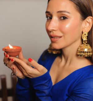 Heli Daruwala Instagram - Forever finding reasons for “KAJU KATLI” (last slide)
Diwali Love and light 🪔🧿♥️🫠 #iykyk na fam…!!
Wearing @mmitaaism
📸 @rutvang_viradiya
Ps - also me waiting for the whole year to use this song😂