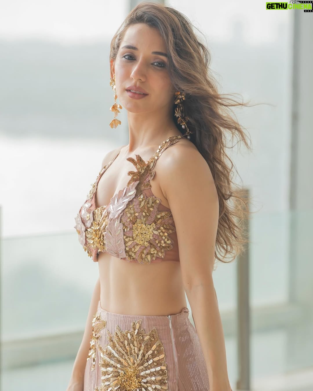 Heli Daruwala - 60.3K Likes - It’s the …Hair flying filmy core… ♾️🧿
