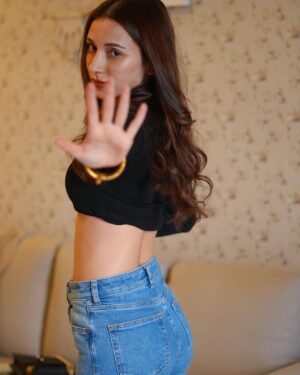 Heli Daruwala Instagram - Numero UNO.. 🌝…!!
🧿 .. can’t do Mondays 😭!!