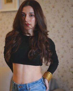 Heli Daruwala Instagram - Numero UNO.. 🌝…!!
🧿 .. can’t do Mondays 😭!!