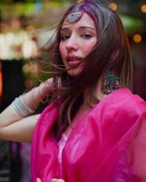 Heli Daruwala Instagram - Dil tujhko send main toh kar gayi…🤍🧿🫠
Ps- !! IYKYK
📸 @shreyasamin_
Wearing @mmitaaism
#holihai #holivibes