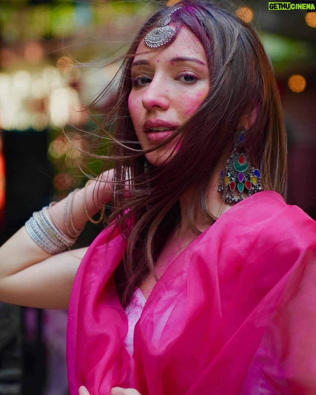 Heli Daruwala - 106.4K Likes - Dil tujhko send main toh kar gayi…🤍🧿🫠
Ps- !! IYKYK
📸 @shreyasamin_ 
Wearing @mmitaaism 
#holihai #holivibes