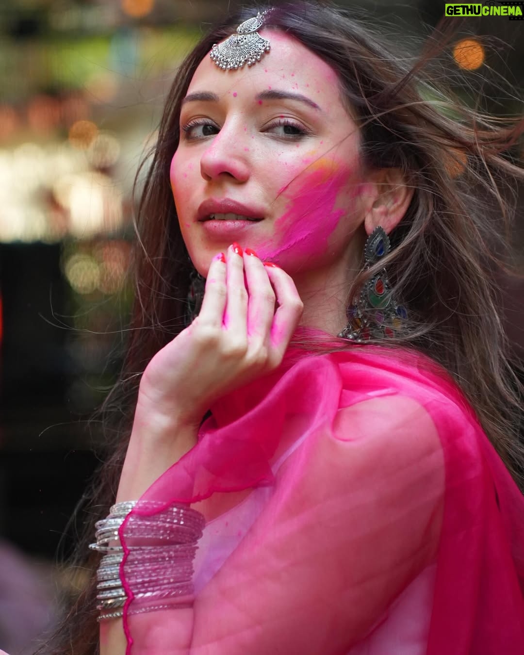 Heli Daruwala - 106.4K Likes - Dil tujhko send main toh kar gayi…🤍🧿🫠
Ps- !! IYKYK
📸 @shreyasamin_ 
Wearing @mmitaaism 
#holihai #holivibes