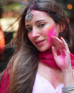 Heli Daruwala Instagram - Dil tujhko send main toh kar gayi…🤍🧿🫠
Ps- !! IYKYK
📸 @shreyasamin_
Wearing @mmitaaism
#holihai #holivibes