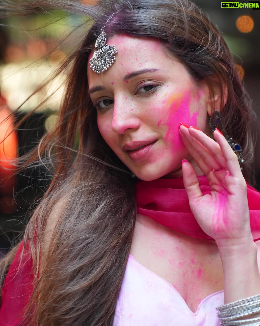 Heli Daruwala - 106.4K Likes - Dil tujhko send main toh kar gayi…🤍🧿🫠
Ps- !! IYKYK
📸 @shreyasamin_ 
Wearing @mmitaaism 
#holihai #holivibes