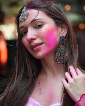 Heli Daruwala Instagram - Dil tujhko send main toh kar gayi…🤍🧿🫠
Ps- !! IYKYK
📸 @shreyasamin_
Wearing @mmitaaism
#holihai #holivibes