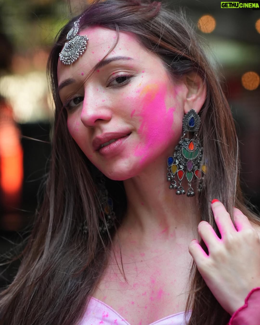 Heli Daruwala - 106.4K Likes - Dil tujhko send main toh kar gayi…🤍🧿🫠
Ps- !! IYKYK
📸 @shreyasamin_ 
Wearing @mmitaaism 
#holihai #holivibes
