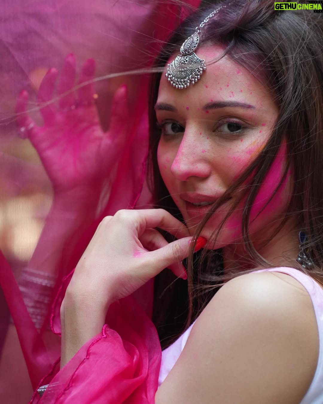 Heli Daruwala - 106.4K Likes - Dil tujhko send main toh kar gayi…🤍🧿🫠
Ps- !! IYKYK
📸 @shreyasamin_ 
Wearing @mmitaaism 
#holihai #holivibes