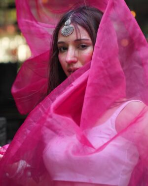 Heli Daruwala Instagram - Dil tujhko send main toh kar gayi…🤍🧿🫠
Ps- !! IYKYK
📸 @shreyasamin_
Wearing @mmitaaism
#holihai #holivibes