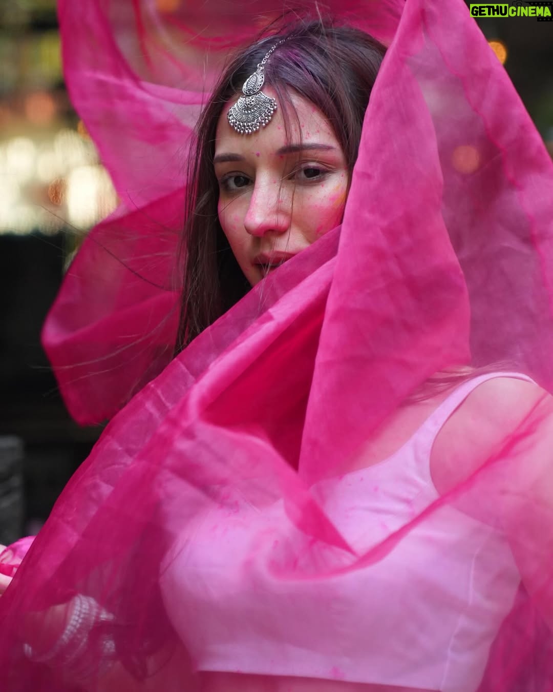 Heli Daruwala - 106.4K Likes - Dil tujhko send main toh kar gayi…🤍🧿🫠
Ps- !! IYKYK
📸 @shreyasamin_ 
Wearing @mmitaaism 
#holihai #holivibes