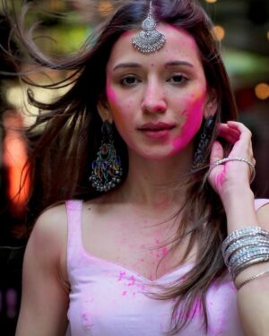 Heli Daruwala Instagram - Dil tujhko send main toh kar gayi…🤍🧿🫠
Ps- !! IYKYK
📸 @shreyasamin_
Wearing @mmitaaism
#holihai #holivibes