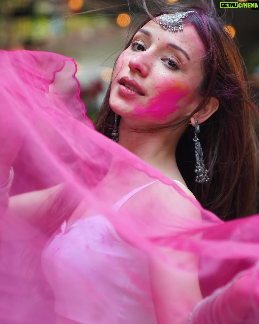 Heli Daruwala - 106.4K Likes - Dil tujhko send main toh kar gayi…🤍🧿🫠
Ps- !! IYKYK
📸 @shreyasamin_ 
Wearing @mmitaaism 
#holihai #holivibes