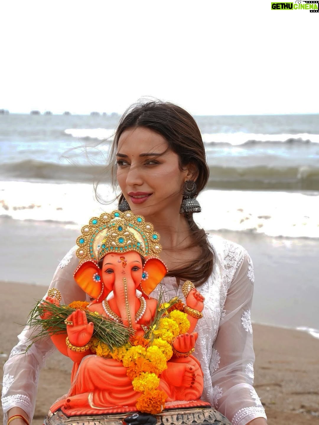 Heli Daruwala - 63.4K Likes - Love , blessings and modaks 🤍🧿🙏🏻