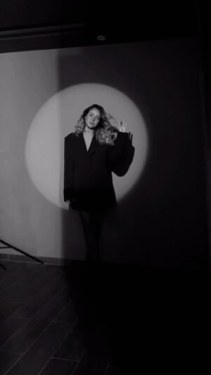 Hend Abdel Haleem Instagram - Behind the scenes 🖤✨
Photographer: @mohamedwagdy_ph
Stylist: @stylingelement @rehameissaa
Blazer: @nannoscloset