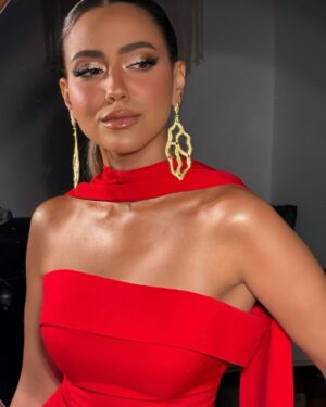 Hend Abdel Haleem Instagram - Last night ❤️✨ @enigmamagazine @goldenglobes
Stylist: @byisraagalal
MUA: @maryam_abd_alaziz
Fashion Designer: @monagoudacouture
Jewelry: @yararamzyjewelry
Hair : @alsagheersalons @faresahmedhair