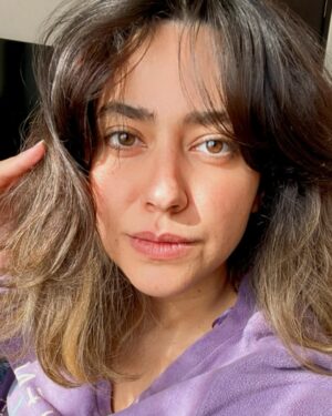 Hend Abdel Haleem Instagram - ايام بتمشي و ناس بتمشي و احنا بنتغير اوي و كل حاجة بتتغير حوالينا و مفيش اي حاجة دائمة .. بس مش معنى انك لوحدك انك وحيد ساعات كتير بتحتاج ده عشان تلاقي نفسك و تعرف تبص حواليك كويس 😊 كل سنة وانتوا طيبين و ان شاء الله السنة دي تكون احلى و احن على الكل يارب ❤️🍉
#newyear
#single