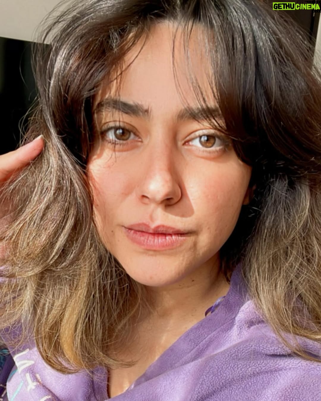 Hend Abdel Haleem - 36.8K Likes - ايام بتمشي و ناس بتمشي و احنا بنتغير اوي و كل حاجة بتتغير حوالينا و مفيش اي حاجة دائمة .. بس مش معنى انك لوحدك انك وحيد ساعات كتير بتحتاج ده عشان تلاقي نفسك و تعرف تبص حواليك كويس 😊 كل سنة وانتوا طيبين و ان شاء الله السنة دي تكون احلى و احن على الكل يارب ❤️🍉 
#newyear 
#single
