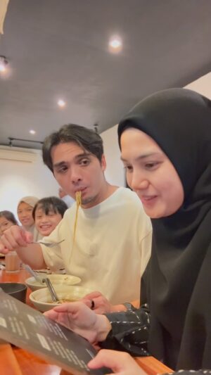 Herfiza Novianti Instagram - Katanya kenyang !!!! š
#CeritaMOYAPOYA