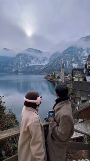 Herfiza Novianti Instagram - Ke kota HALLSTATT yg katanya pemandangan paling indah, indah sih bener tp ngga seindah yg nemenin aku š.
dinginya poll - 2 derajat cuiii š„¶
Maafkan agak norak dikit kena salju.. āļø
#KemanaMOYAPOYA