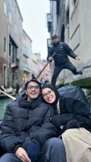 Herfiza Novianti Instagram - PISA to VENICE #KemanaMOYAPOYA
Kapan lagi di dayungin bule guys š¤£