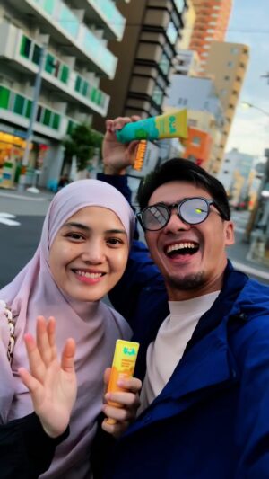 Herfiza Novianti Instagram - Jepang tuh lagi panas banget, tp tetep happy soalnya bareng sama Istriku tercinta hehe..
Dan aku sama fiza kalo kemana2 apalagi cuacanya panas selalu bawa sunscreen sama gelcream @ourinone.id sebenernya cocok banget buat anak2 tapi orang dewasa juga bisa pake, travel friendly banget !!!
Sooo aman banget panas2an dan makin happy hehe ā¤ļø