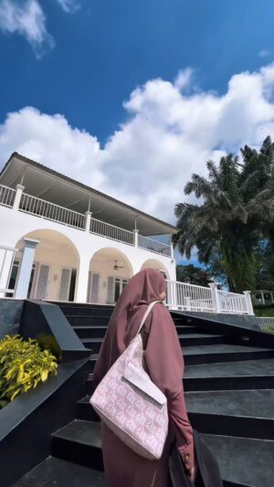 Herfiza Novianti Instagram - Kumpul keluarga besar di @thewhitehousepuncak , Villa nya gedeee banget, kamarnya banyak, ada kolam renang & playground nya juga. Seruuu! Cocok pokoknya buat kalian yang mau kumpul2 sama keluarga